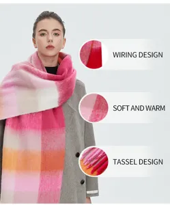 Detailweergave van dikke roze geruite sjaal van imitatiemohair met zachte textuur en kwastjes