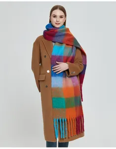 Kleurrijke ruitjes sjaal van imitatie mohair met dikke franjes gedragen door een model