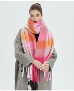 Detail van een dikke winter sjaal van imitatie mohair met roze ruit en franjes.