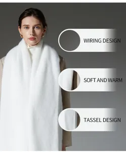Detalle de bufanda gruesa de imitación de mohair blanco con textura suave y borlas