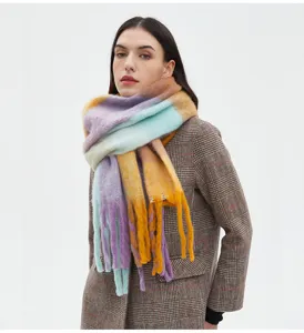 Gedetailleerd beeld van dikke geruite sjaal van imitatie-mohair met lange franjes