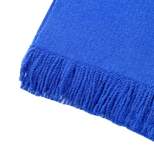 Detailopname van een hoogwaardige Klein blauwe gebreide sjaal met franjes en zachte textuur