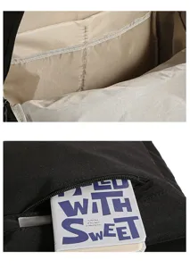 Innenfächer und Reißverschlusstasche des schwarzen Rucksacks im Detail.