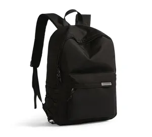 Seitenansicht eines minimalistischen schwarzen Rucksacks mit großer Kapazität für Reisen