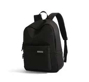 Detaillierte Ansicht eines minimalistischen schwarzen Rucksacks mit gepolsterten Trägern