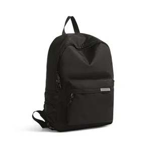 Detailansicht eines minimalistischen schwarzen Rucksacks mit großem Fassungsvermögen
