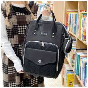 Primer plano de una mochila para pañales de lona negra con diseño de corazón acolchado