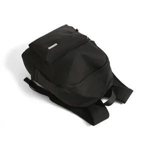 Draufsicht auf einen schwarzen minimalistischen Rucksack mit großer Kapazität und Trägern