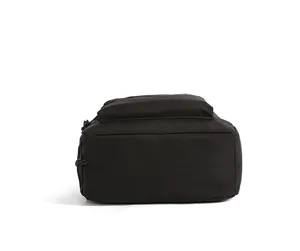 Detaillierte Unteransicht eines minimalistischen schwarzen Rucksacks mit viel Platz