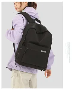 Detailansicht des großen schwarzen minimalistischen Rucksacks an einem Model