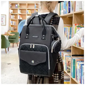 Vista detallada de mochila para pañales negra con bolsillo acolchado y estuche