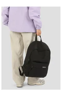 Rückansicht einer Person, die einen minimalistischen schwarzen Rucksack hält