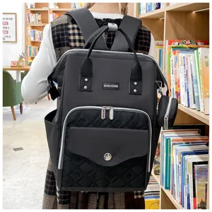 Detalle de la mochila para mamá acolchada negra con diseño de corazones y monogramas