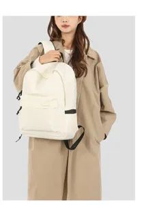 Asiatisches Model trägt einen großen weißen minimalistischen Segeltuchrucksack über der Schulter