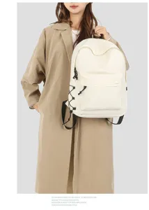 Detailansicht eines großen weißen minimalistischen Rucksacks, der von einem Model getragen wird.