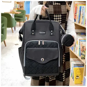 Mochila pañalera de lona negra elegante para mamás con diseño exclusivo de corazones acolchados