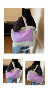 Vista trasera detallada de un bolso de viaje grande con diseño de cuadros morados al hombro