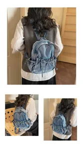 Vue arrière d'un petit sac à dos en jean élégant avec volants et décoration de nœuds