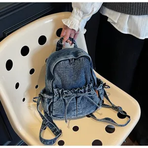 Mini sac à dos élégant en jean bleu pour femmes avec un nœud et une poche avant plissée