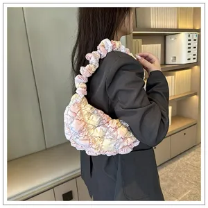 Kleurrijke geplooide wolken schoudertas gedragen door een model voor een hippe look