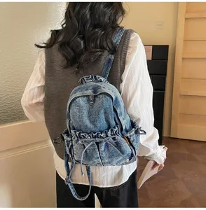 Vue arrière d'un sac à dos en jean délavé bleu élégant avec détails de cordon sur modèle