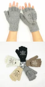 Vue détaillée de gants en laine tricotée avec motif de flocons en cinq couleurs