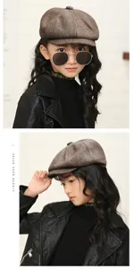 Casquette gavroche vintage marron pour enfants, présentée de face et de profil détaillé