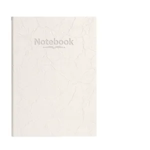 Cuaderno A5 minimalista de cuero blanco con textura arrugada y letras en relieve