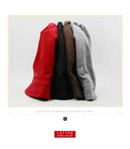 Vista dettagliata di quattro berretti slouchy da donna in rosso nero marrone e grigio