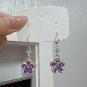 Gros plan détaillé de boucles d'oreilles pendantes fleurs violettes de style coréen