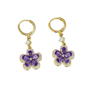 Vue détaillée d'élégantes boucles d'oreilles fleurs mauves aux pétales de cristal