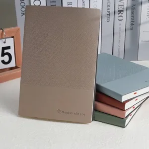 Elegantes A5-Business-Notizbuch mit geprägten Mustern und motivierendem Zitat.