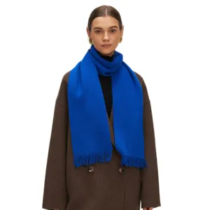 Elegante Klein blauwe gebreide sjaal met kwastjes voor de herfst en de winter.