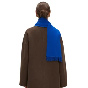 Herfst winter effen gebreide sjaal in Klein blauw met franjes model achteraanzicht