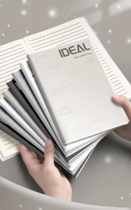Makroansicht minimalistischer IDEAL-Notizbücher mit dickem Kunststoff-Schutzumschlag.