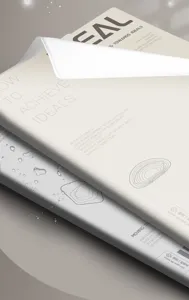 Nahaufnahme eines wasserfesten Notizbuchdeckels mit 'How to achieve ideals' Textdesign