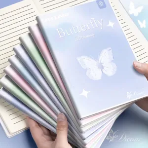 Dettaglio ravvicinato di quaderni A5 pastello con eleganti farfalle e copertine morbide