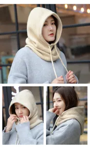 Detailansicht eines dicken beige gestrickten Kapuzenschals für Wärme und Windschutz im Winter.