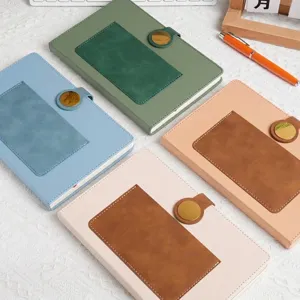 Sammlung von vier farbigen Leder-Patchwork-Notizbüchern mit Magnetverschluss und Fronttaschen