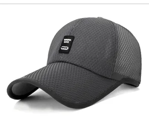 Vista detallada de la textura de malla gris transpirable de la gorra de béisbol