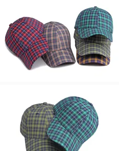 Esposizione di diversi cappelli da baseball a scacchi con motivi e texture classiche