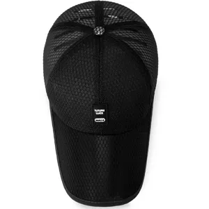 Vista superior de una gorra de béisbol profesional de malla negra transpirable para sol