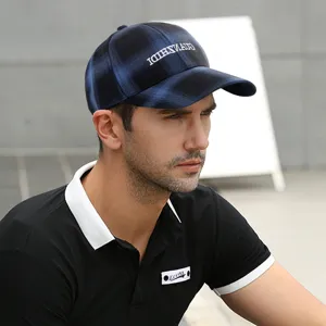 Uomo con cappello da baseball a scacchi blu e neri per la protezione solare all'aperto