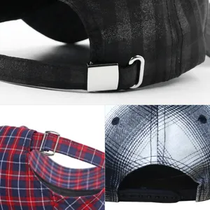 Dettaglio cappellini baseball a scacchi con fibbie posteriori e tessuti
