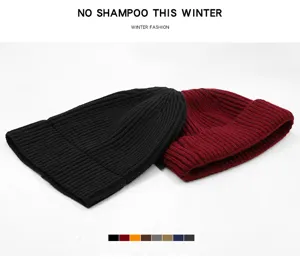 Nahaufnahme von hochwertigen gerippten Strickmützen in Schwarz und Weinrot für Winter