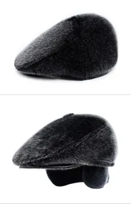 Detailansicht einer Schirmmütze aus Kunstpelz für Herren mit klappbaren Ohrenklappen für Winter