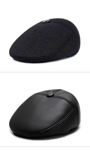 Detaillierte Ansicht von zwei Herren-Schirmmützen aus strukturiertem Stoff und Leder