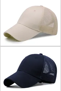 Vista detallada de gorras de béisbol de malla transpirable en beige y azul marino para sol.