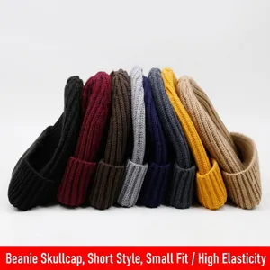 Warme Winter-Strickmützen in verschiedenen Uni-Farben für einen modischen Stil