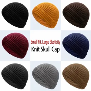 Warme kurze Winterstrickmützen in vielen Farben mit Rippenmuster für den Winter